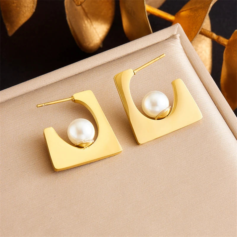 Modern Muse Pearl Earrings